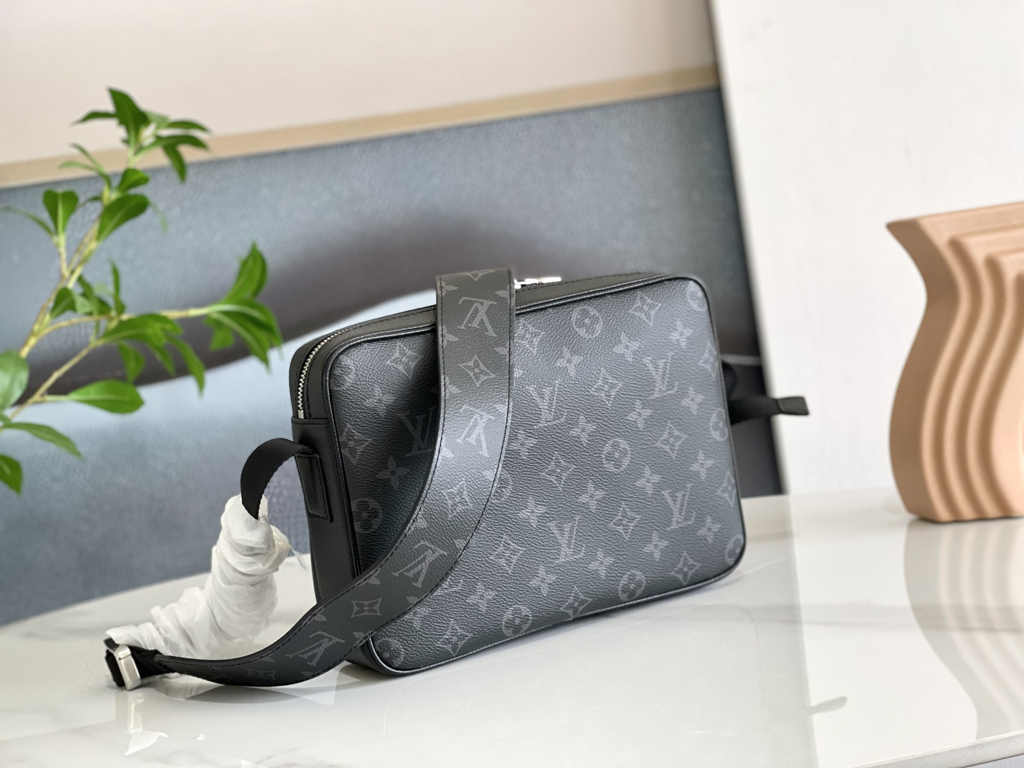LV M30233 Outdoor Messenger 10.2 x 7.9 x 4.1 inches