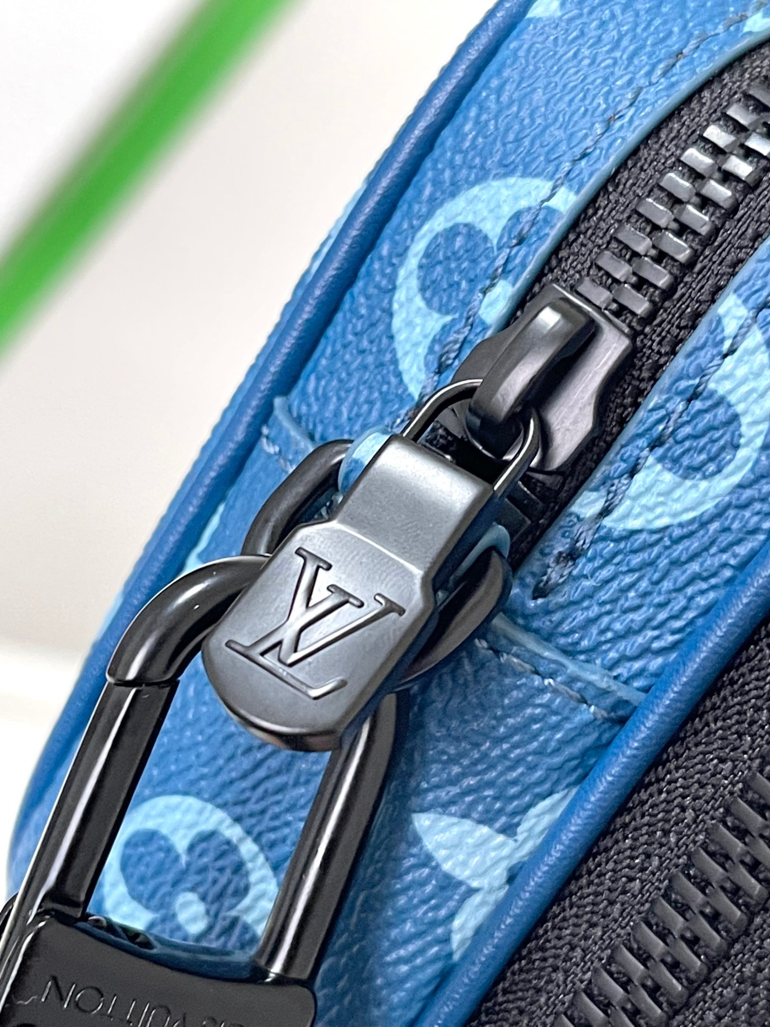 LV M82801 Alpha Messenger 9.4 x 6.3 x 3.1 inches