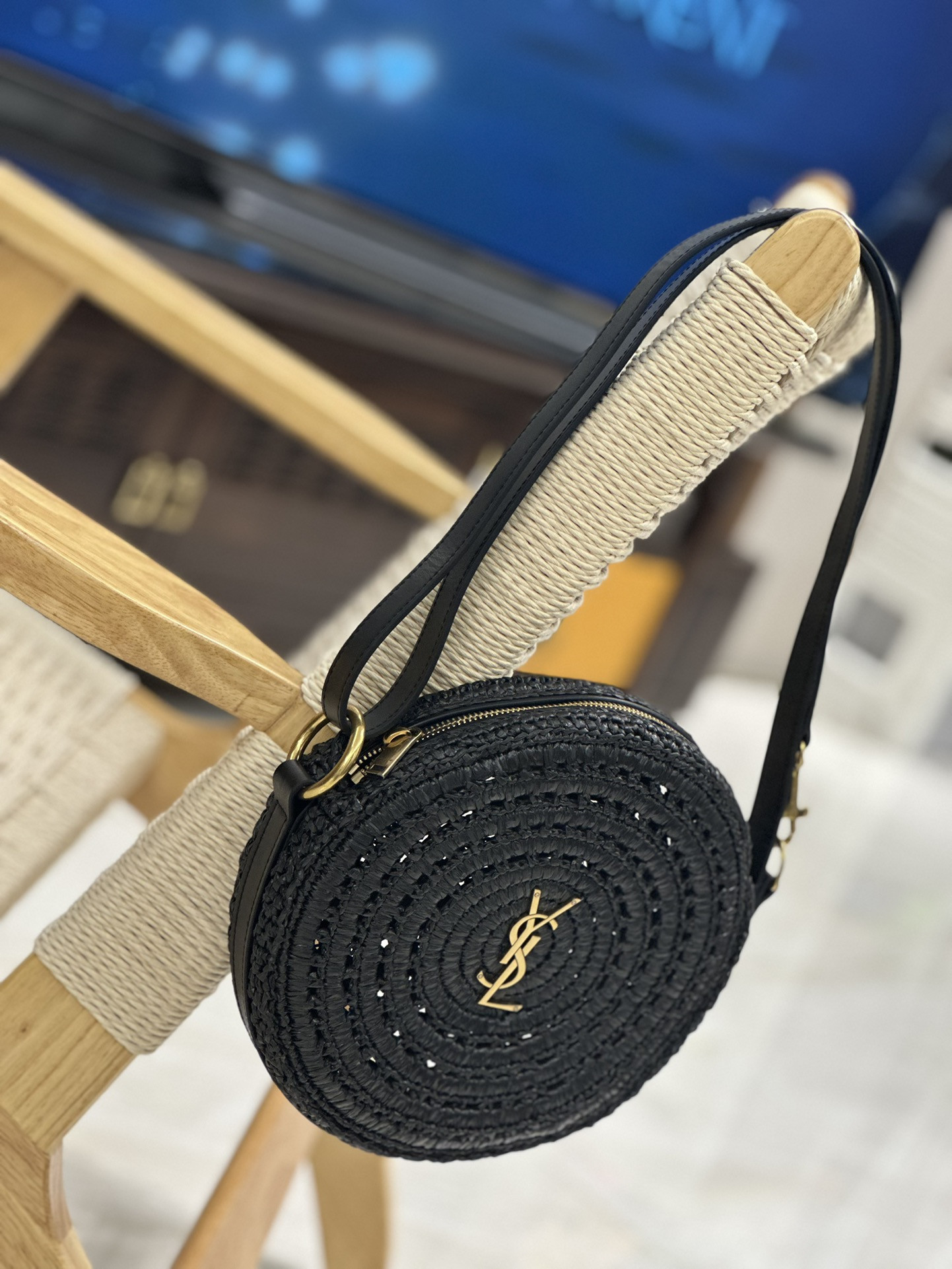 Y*L round bag in raffia and vegetable-tanned leather color black