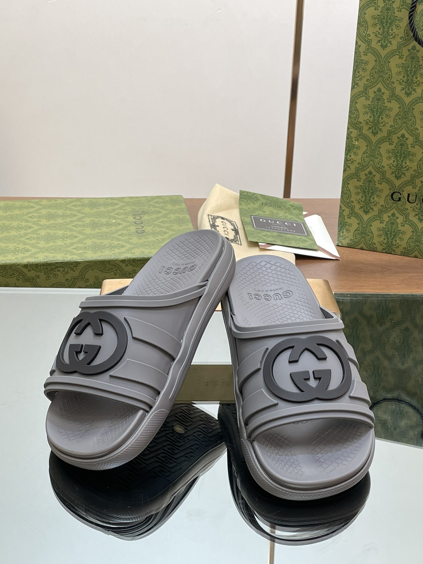 ua G*u*i interlocking g slide sandal
