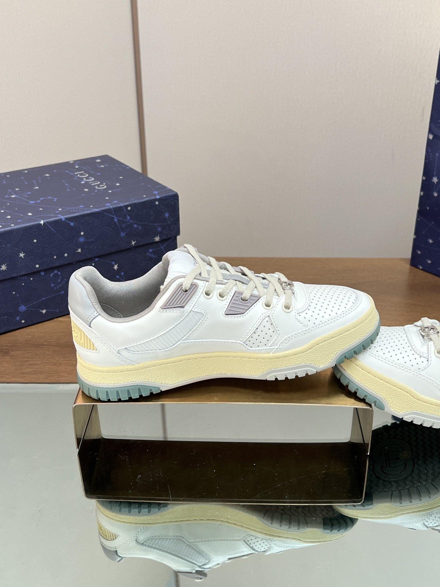 ua G*u*i low-top sneaker