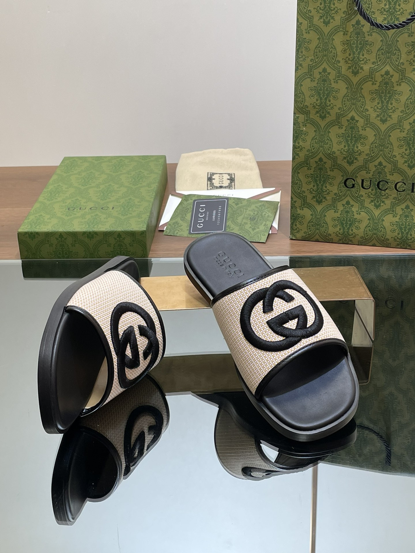 ua G*u*i interlocking g slide sandal