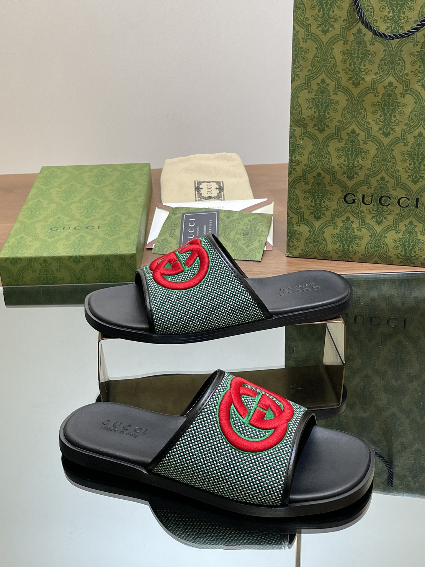 ua G*u*i interlocking g slide sandal