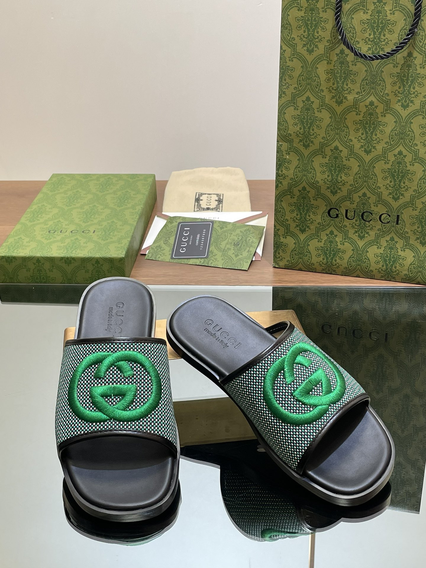 ua G*u*i interlocking g slide sandal