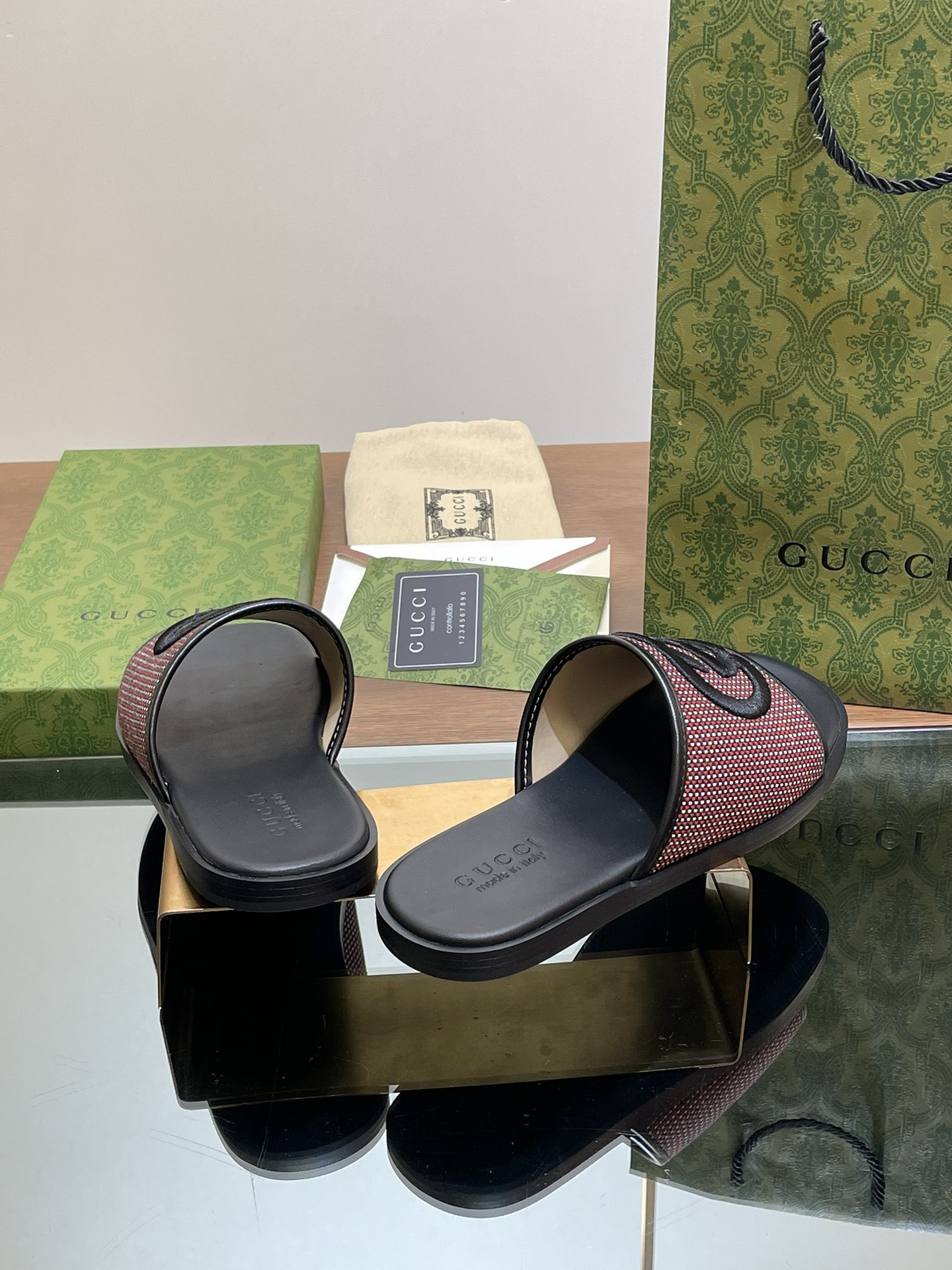 ua G*u*i interlocking g slide sandal