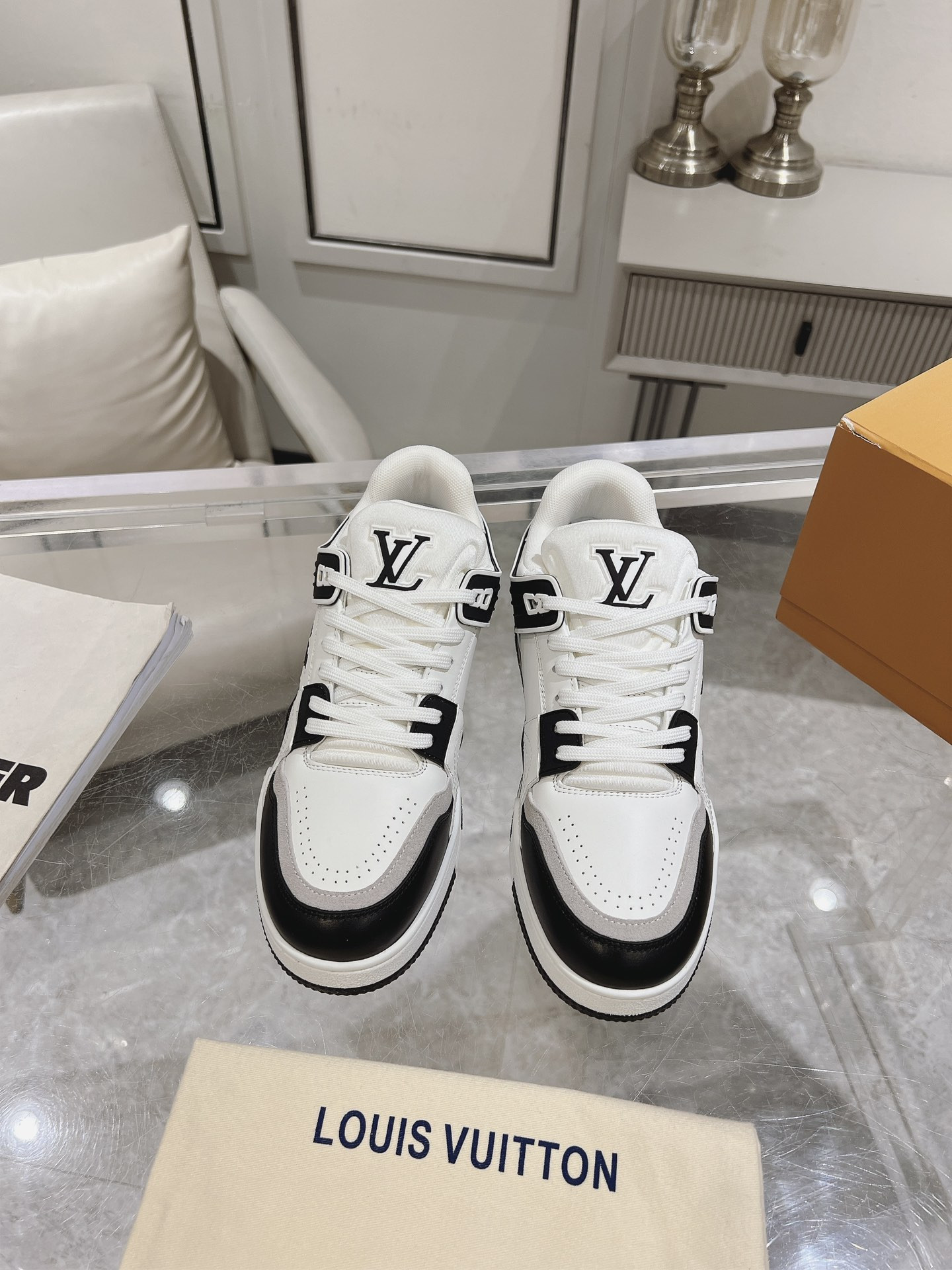 UA LV Trainer Sneaker