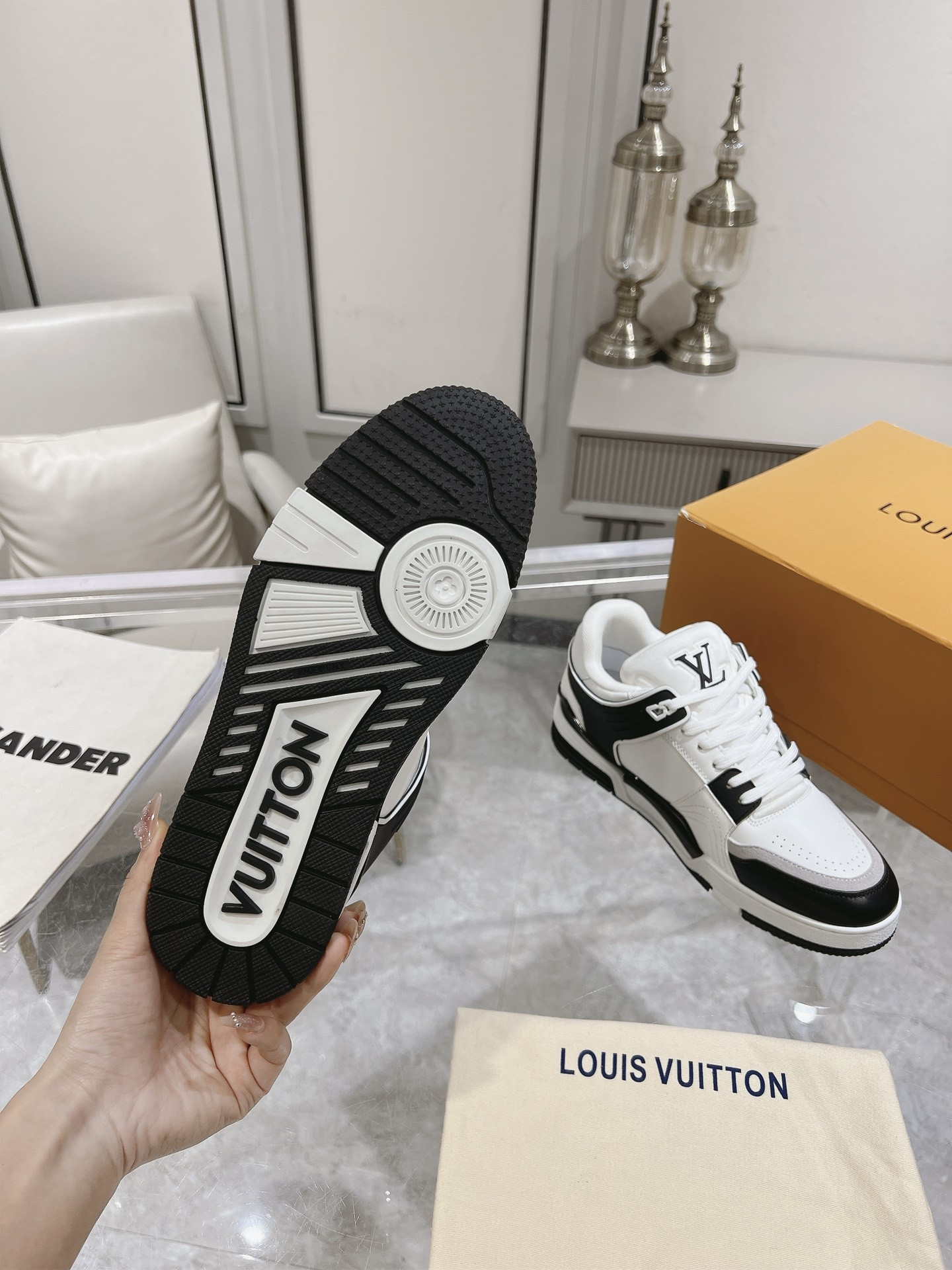 UA LV Trainer Sneaker