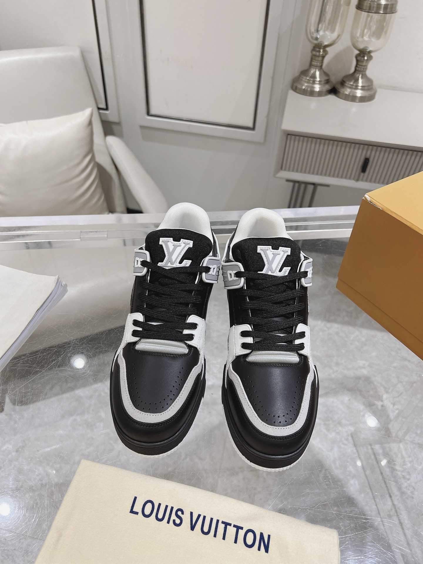 UA LV Trainer Sneaker