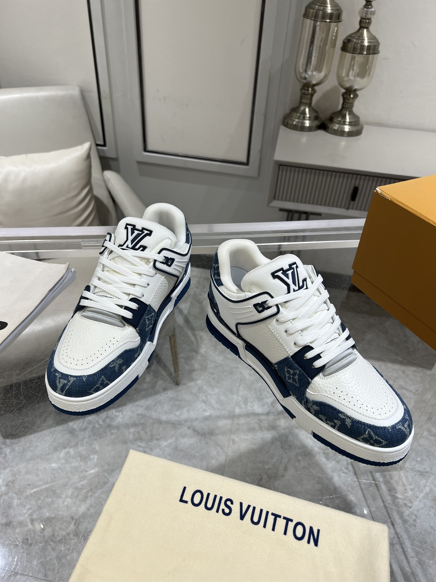 UA LV Trainer Sneaker