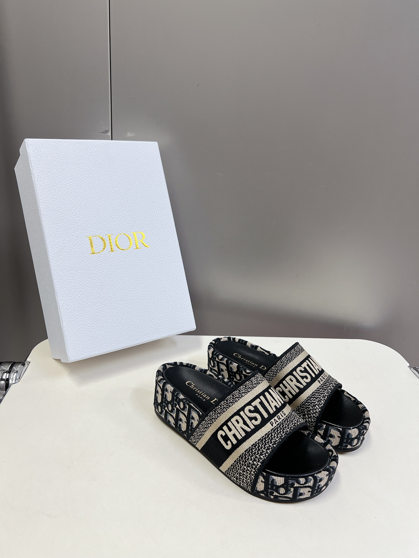 ua D*or platform sandals