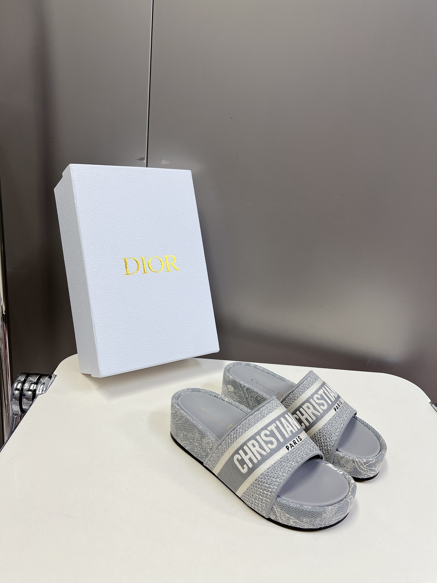 ua D*or platform sandals