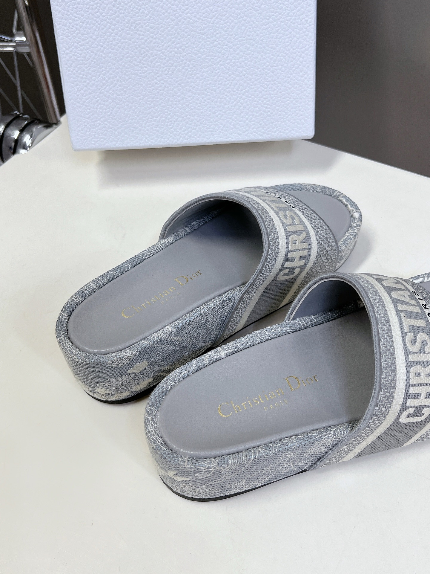 ua D*or platform sandals