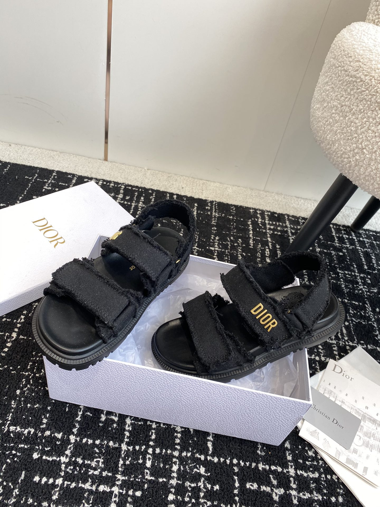 ua D*oract sandal