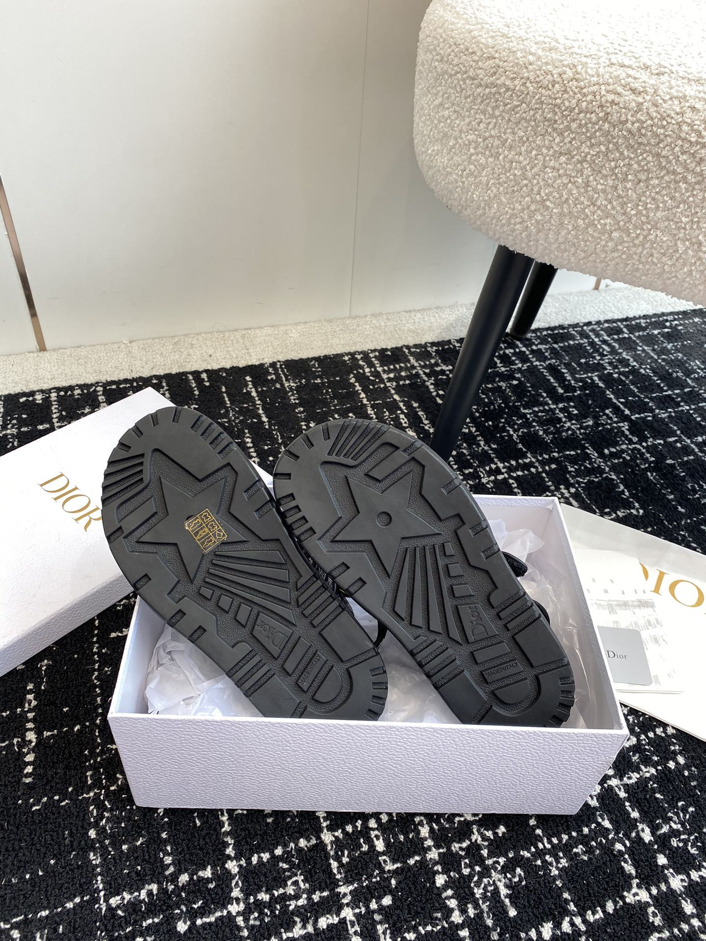 ua D*oract sandal