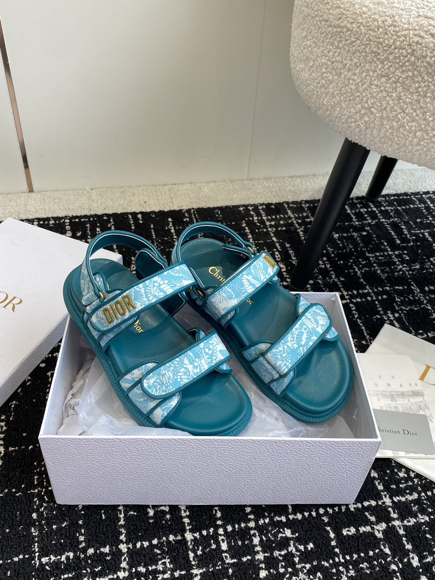 ua D*oract sandal