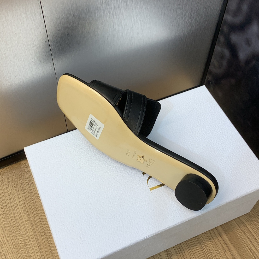 ua D*or 30 montaigne slide