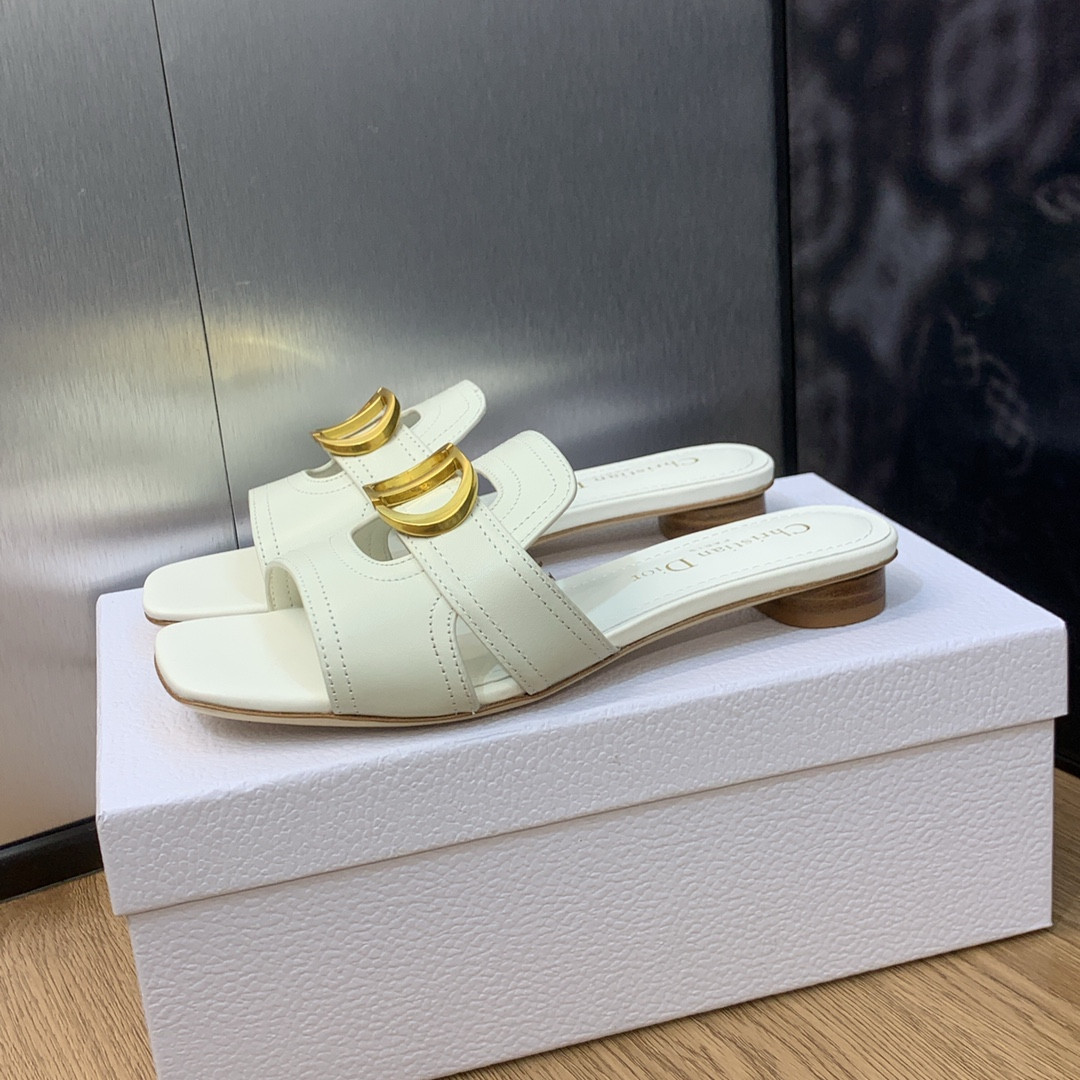 ua D*or 30 montaigne slide