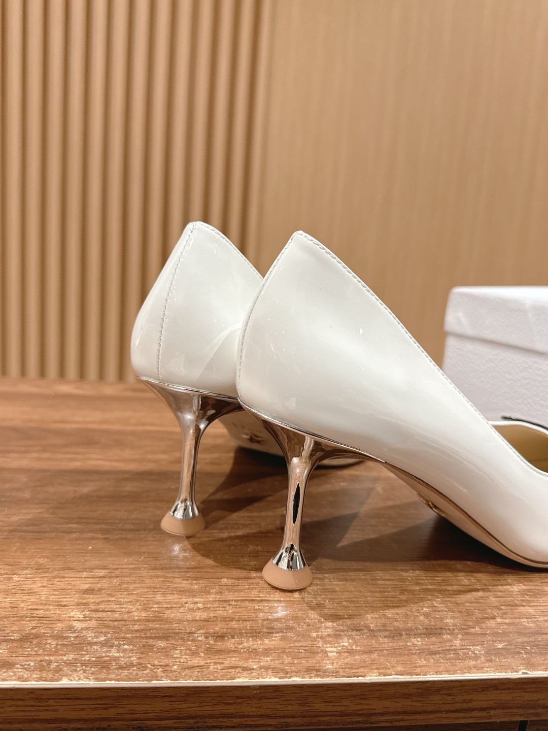 ua ch**an D*or la parusienne pump