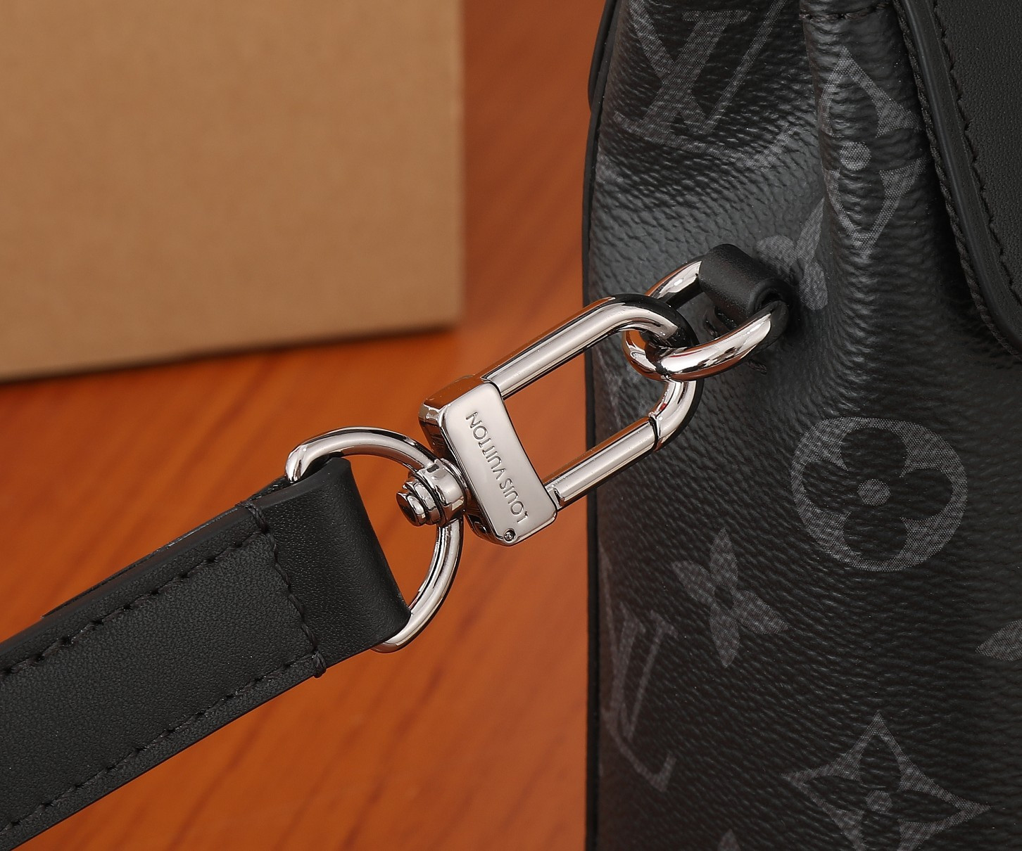 LV Nano Steamer M82774  5.9 x 7.1 x 2.8 in
