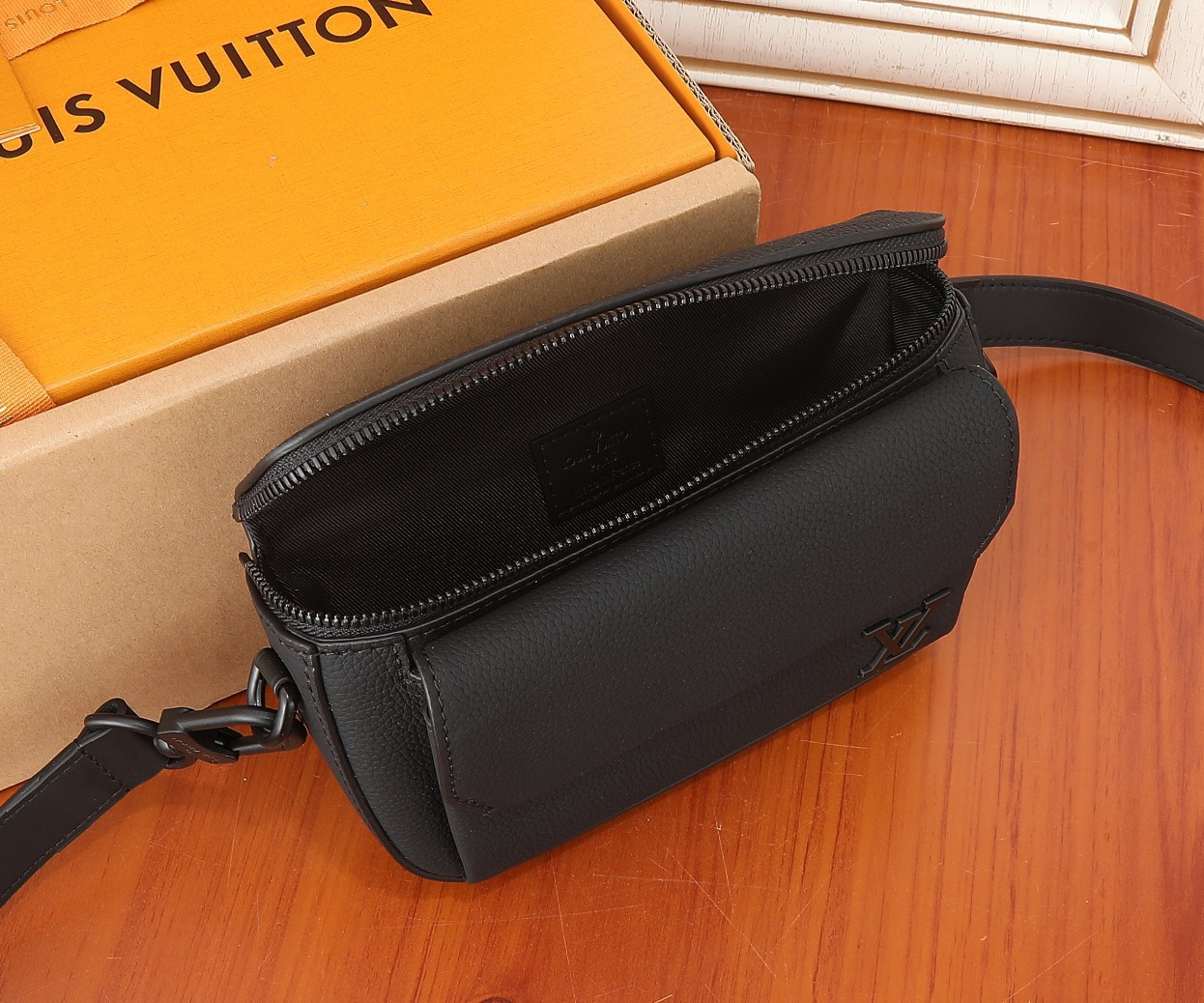 LV Pilot Wearable Wallet M83563 7.9 x 4.7 x 2.2 in