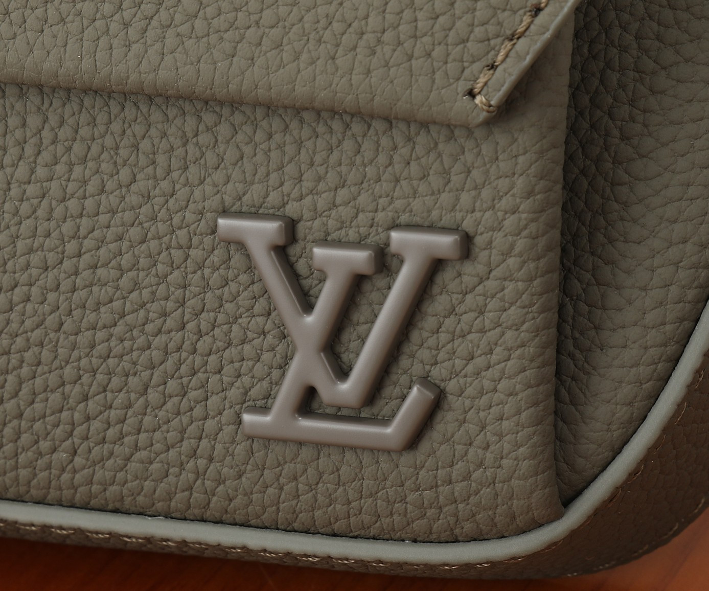 LV Pilot Wearable Wallet M83560 7.9 x 4.7 x 2.2 in