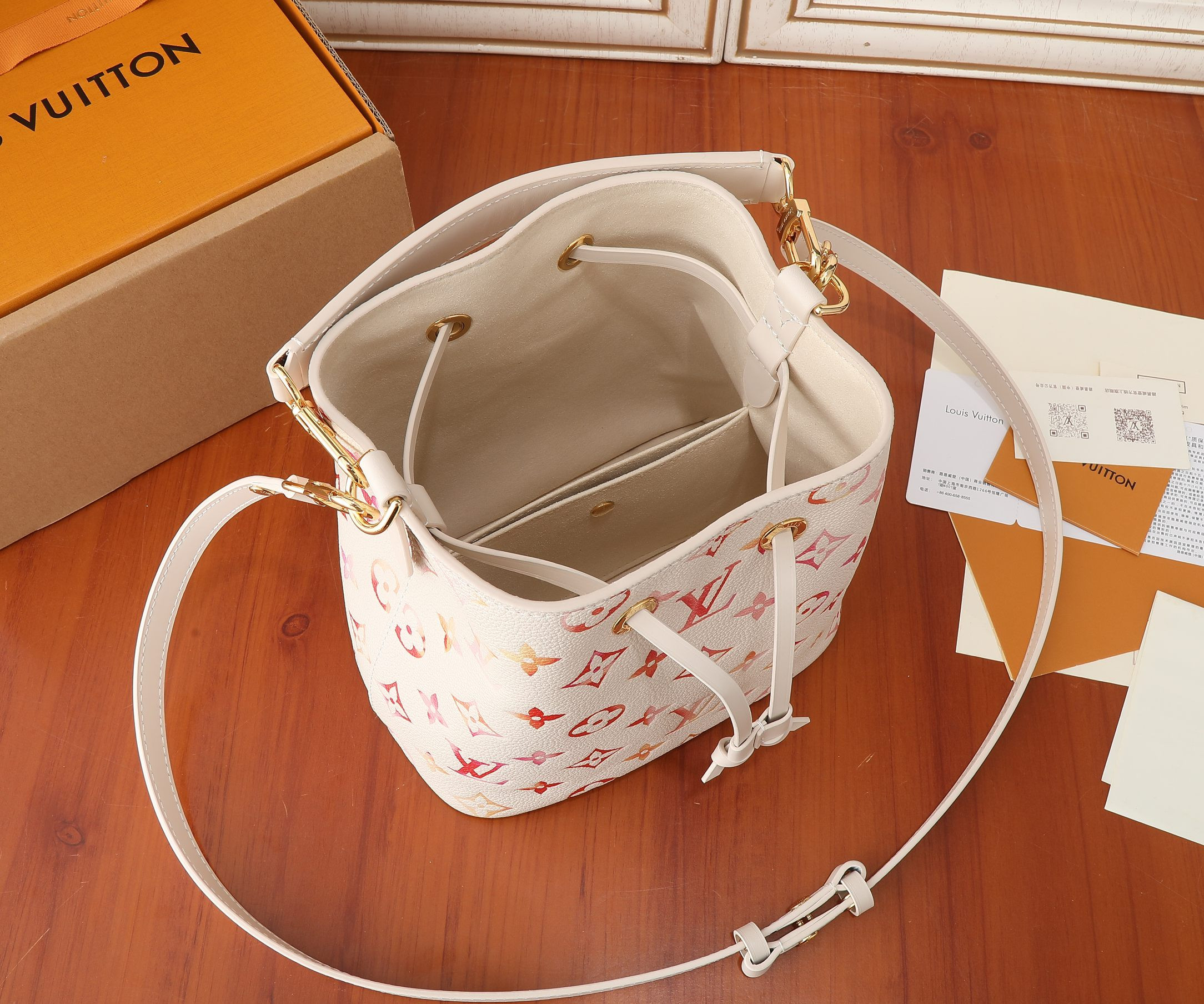 LV Néonoé BB M24649 7.9 x 7.9 x 5.1 in