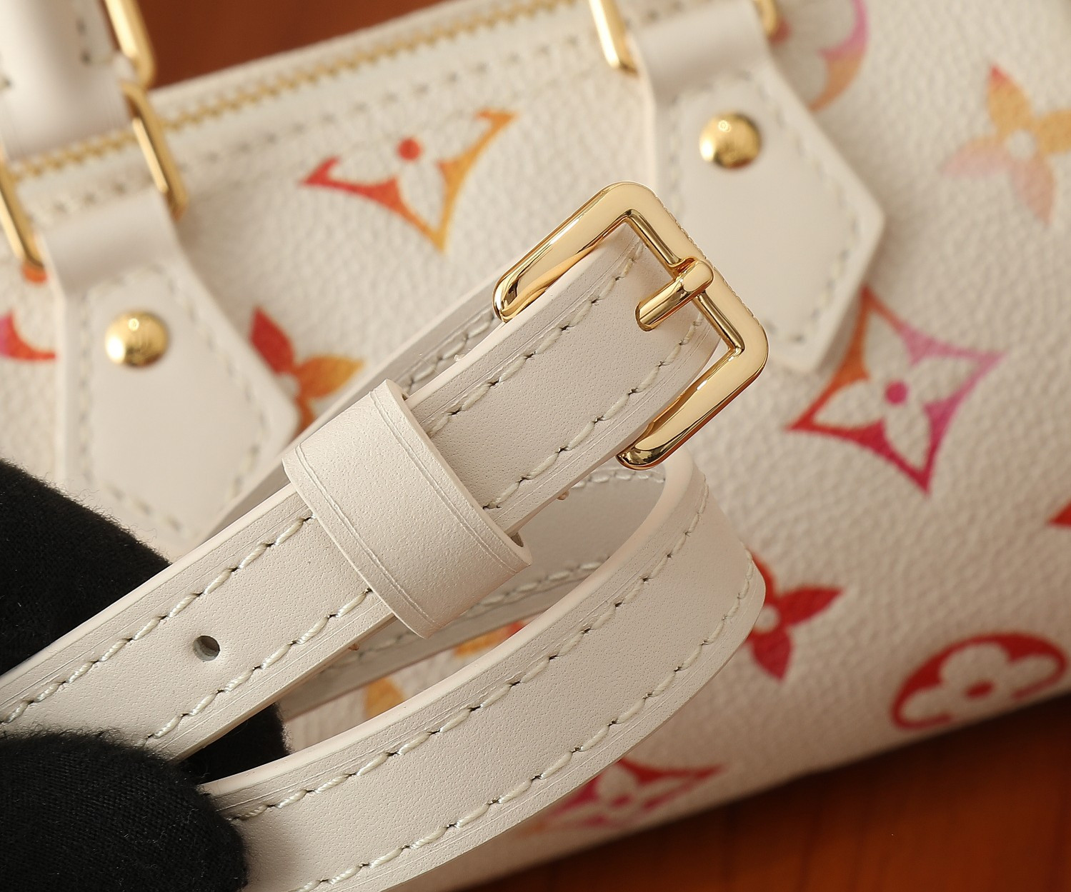 LV Nano Speedy M83452 6.3 x 3.9 x 3 in