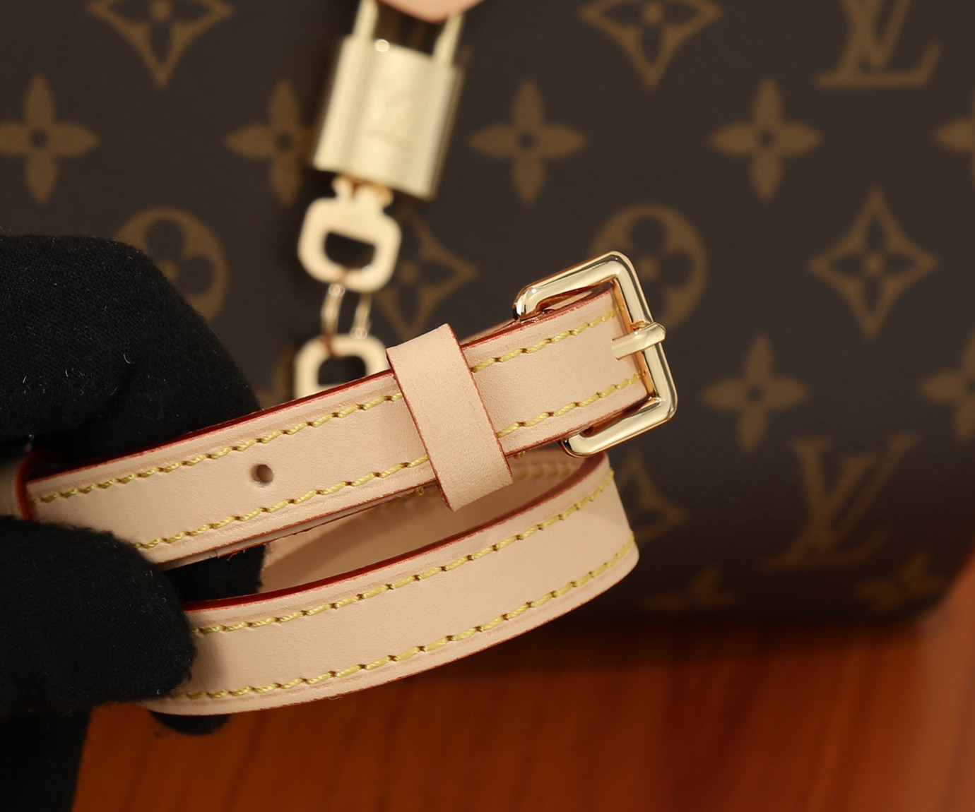 LV Pochette Tirette M12859 8.7 x 4.7 x 2.2 in