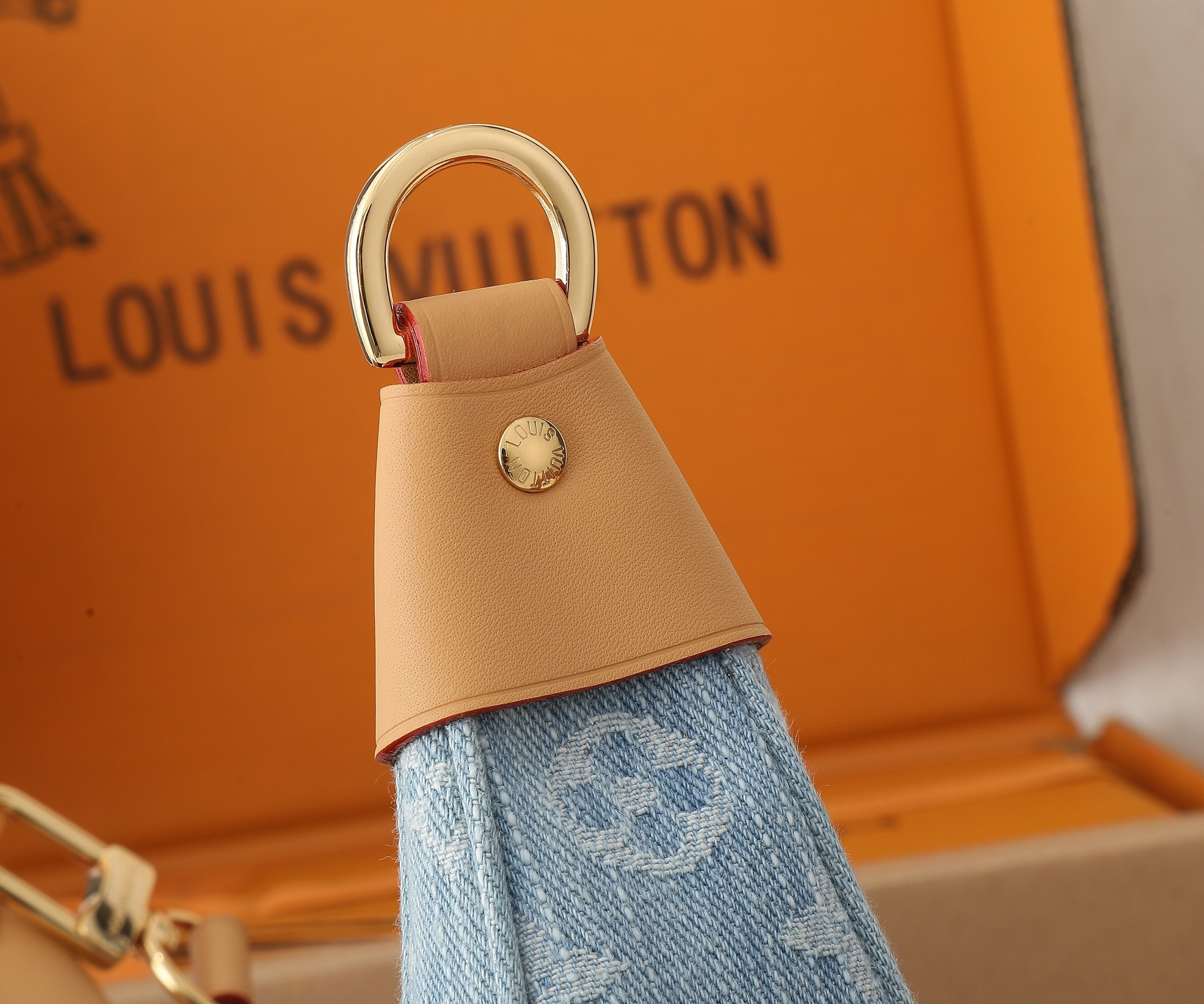 LV Loop M24846 9.1 x 5.1 x 2.4 inches