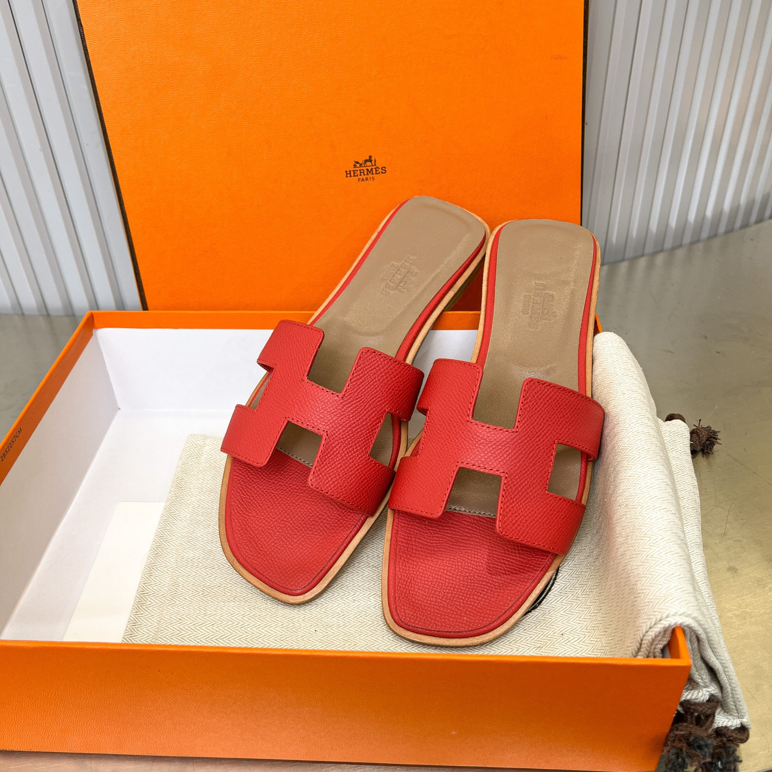 ua H**mes oran sandal