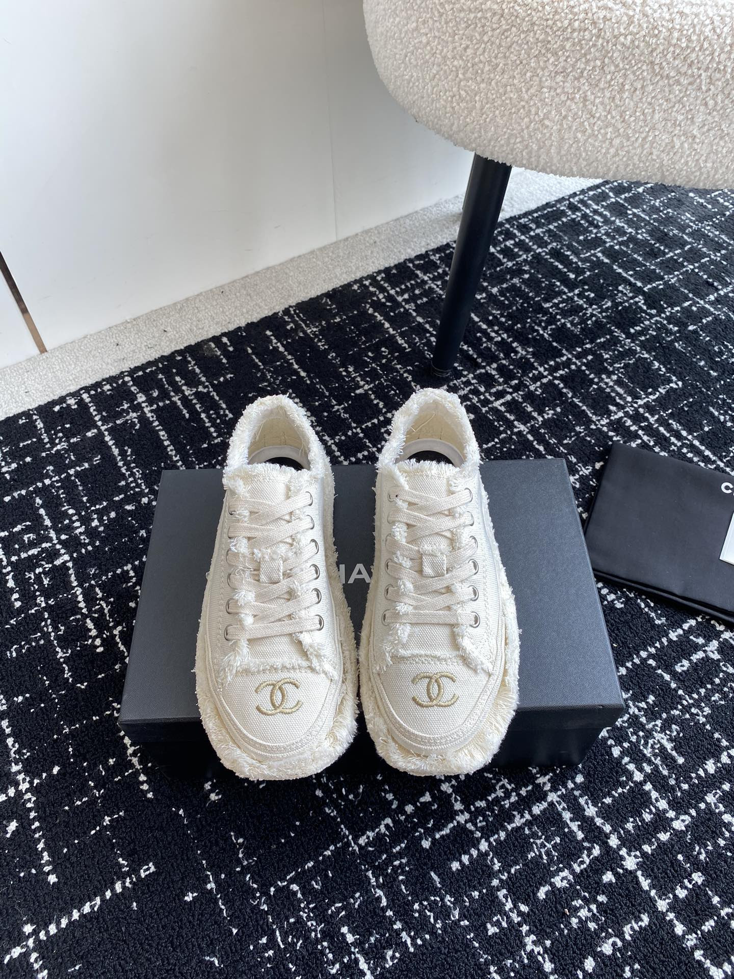 ua Ch*el sneaker
