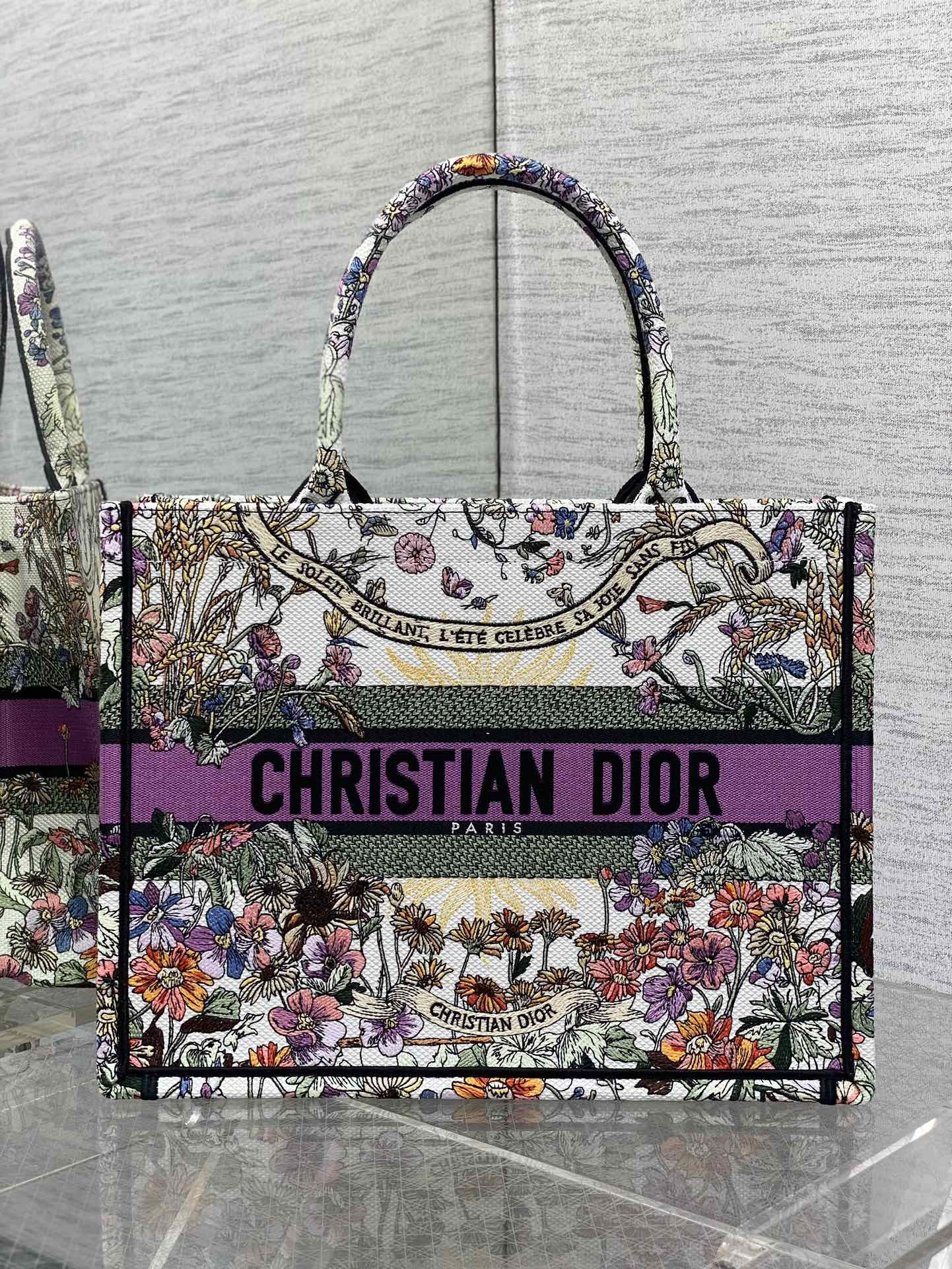 medium D*or book tote ecru multicolor 36 x 27.5 x 16.5 cm