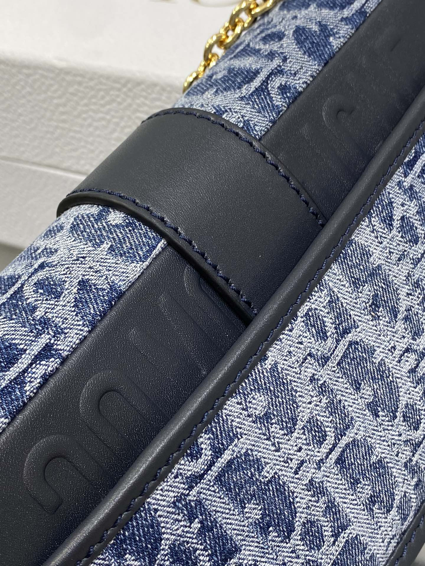 d*or 30 montaigne east-west bag with chain blue De*1m d*or oblique jacquard 21 x 12 x 6 cm