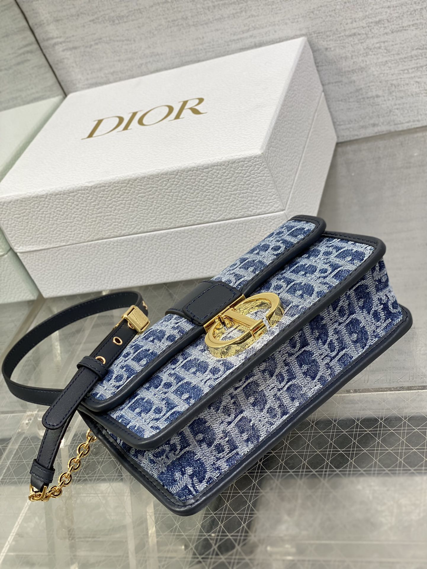 d*or 30 montaigne east-west bag with chain blue De*1m d*or oblique jacquard 21 x 12 x 6 cm