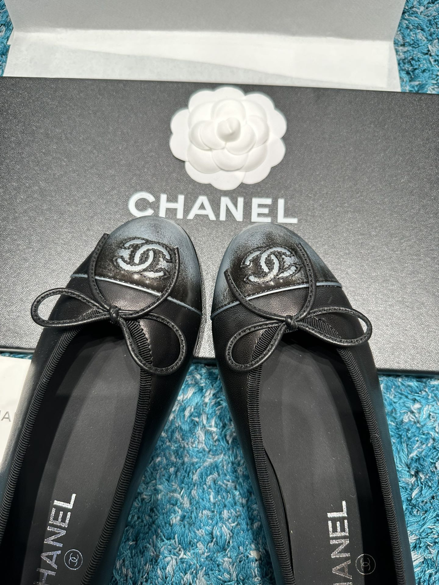ua Ch*el ballet flats