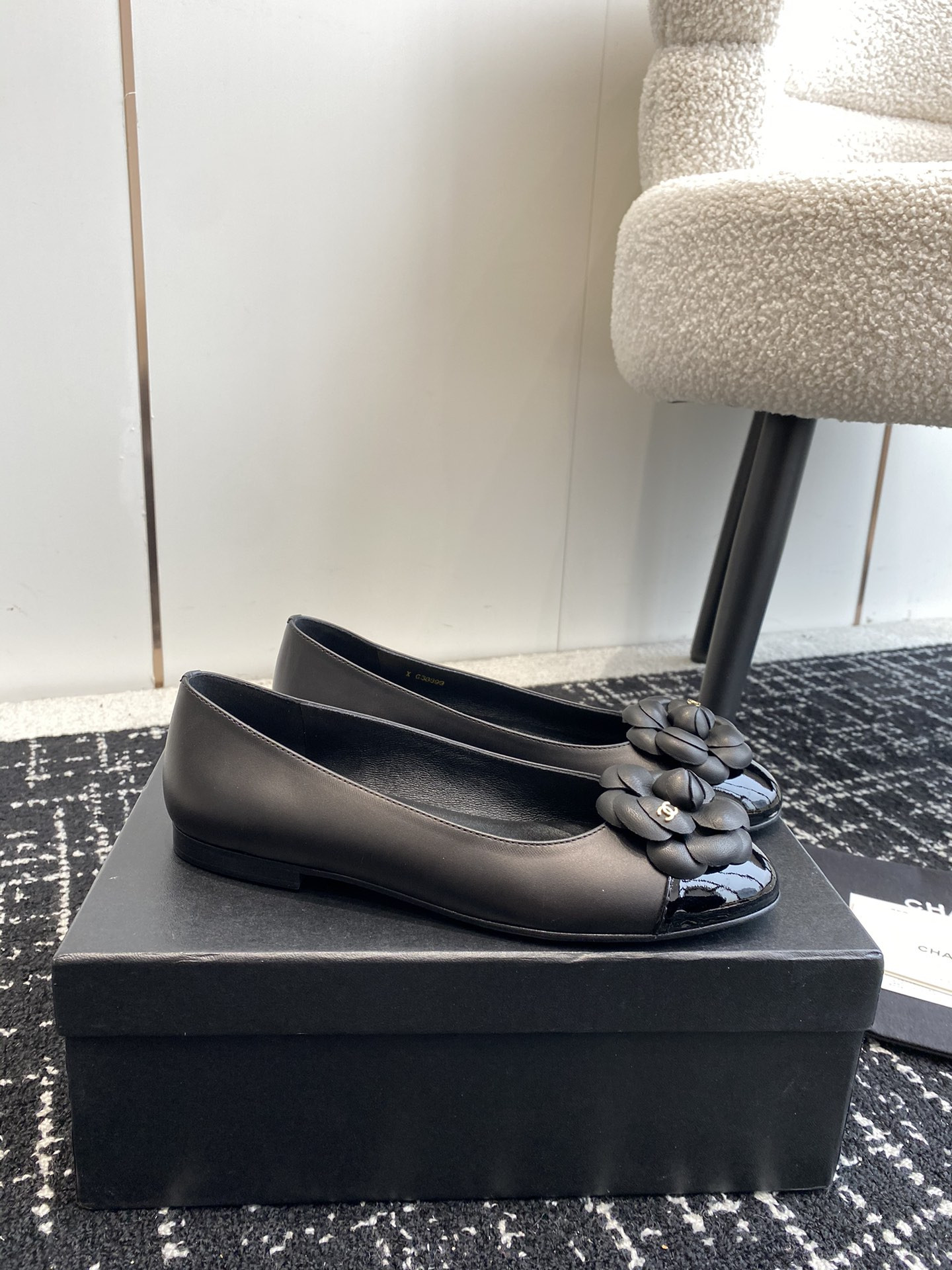 ua Ch*el ballet flats