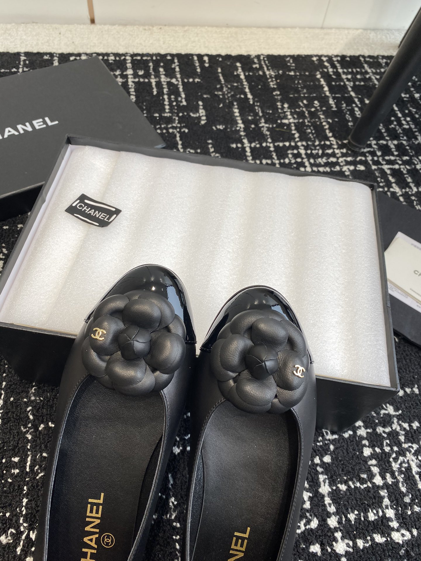 ua Ch*el ballet flats