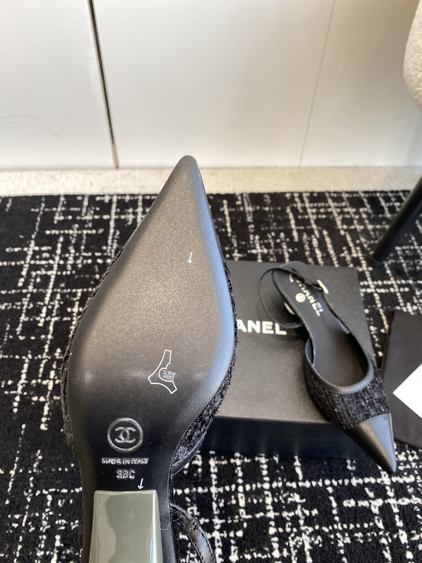ua Ch*el slingbacks