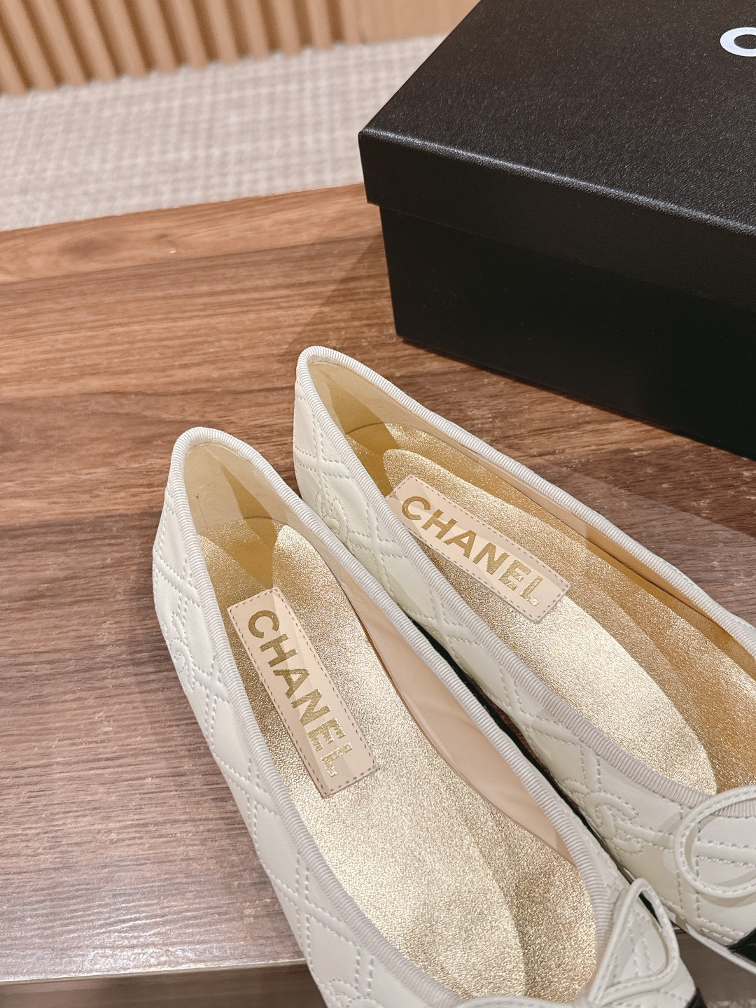 ua Ch*el ballet flats