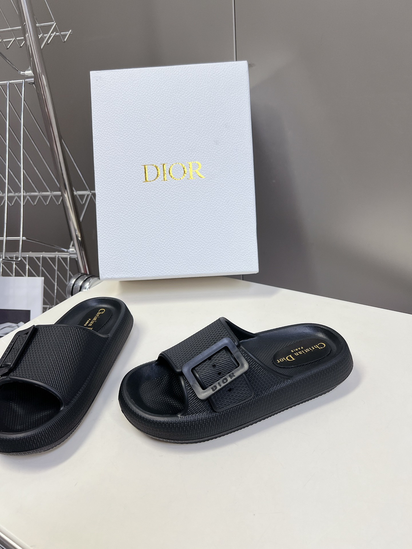 ua D*or slide