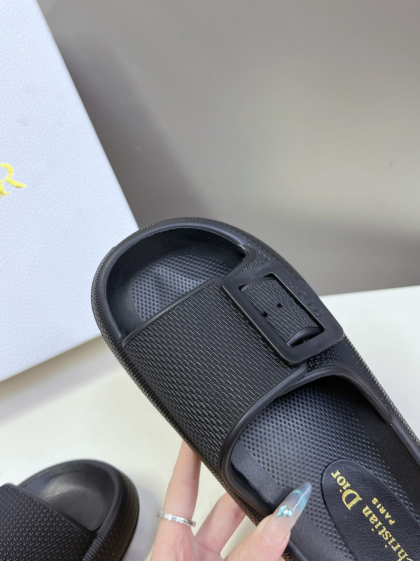 ua D*or slide