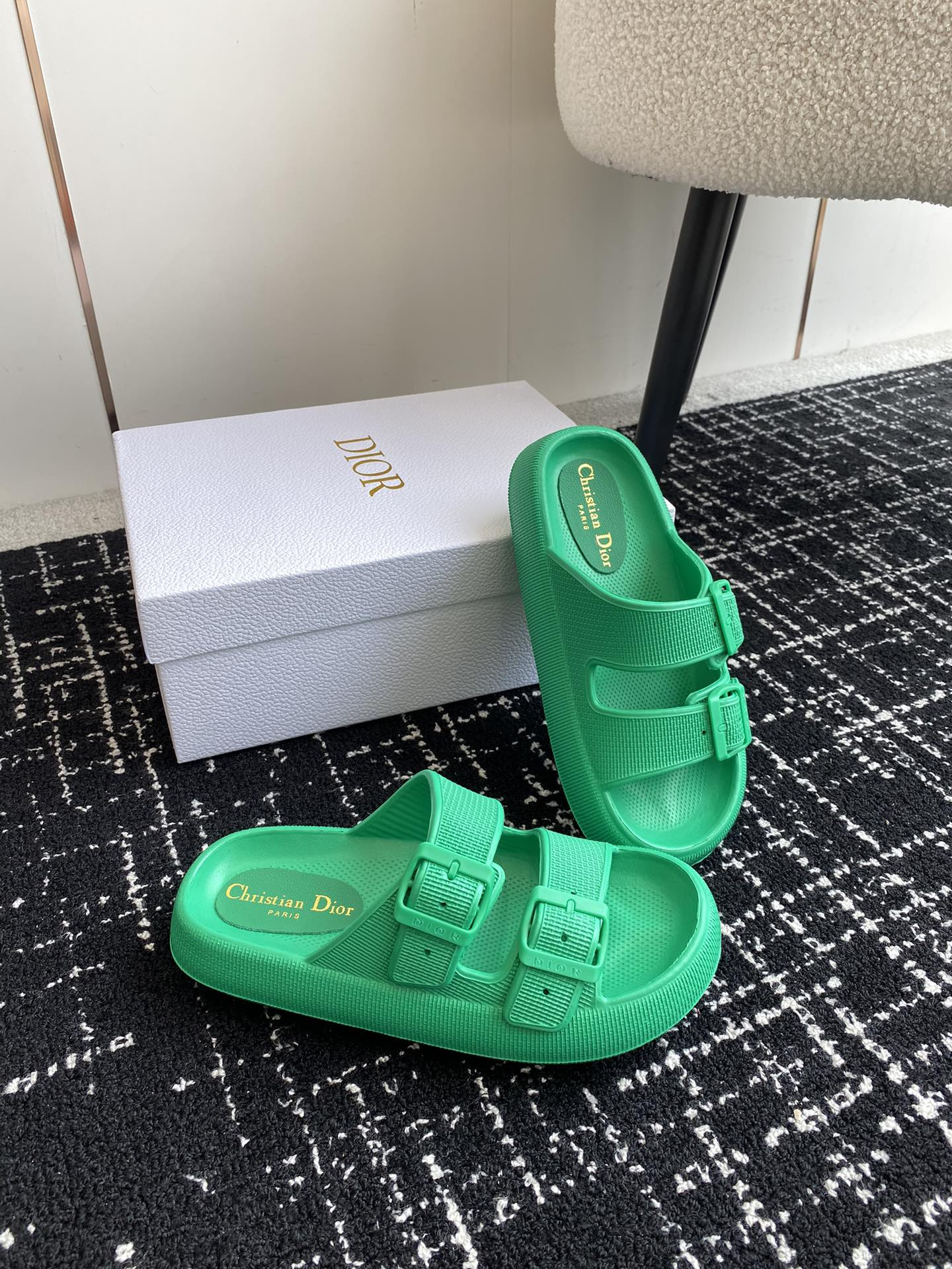 ua D*or slide