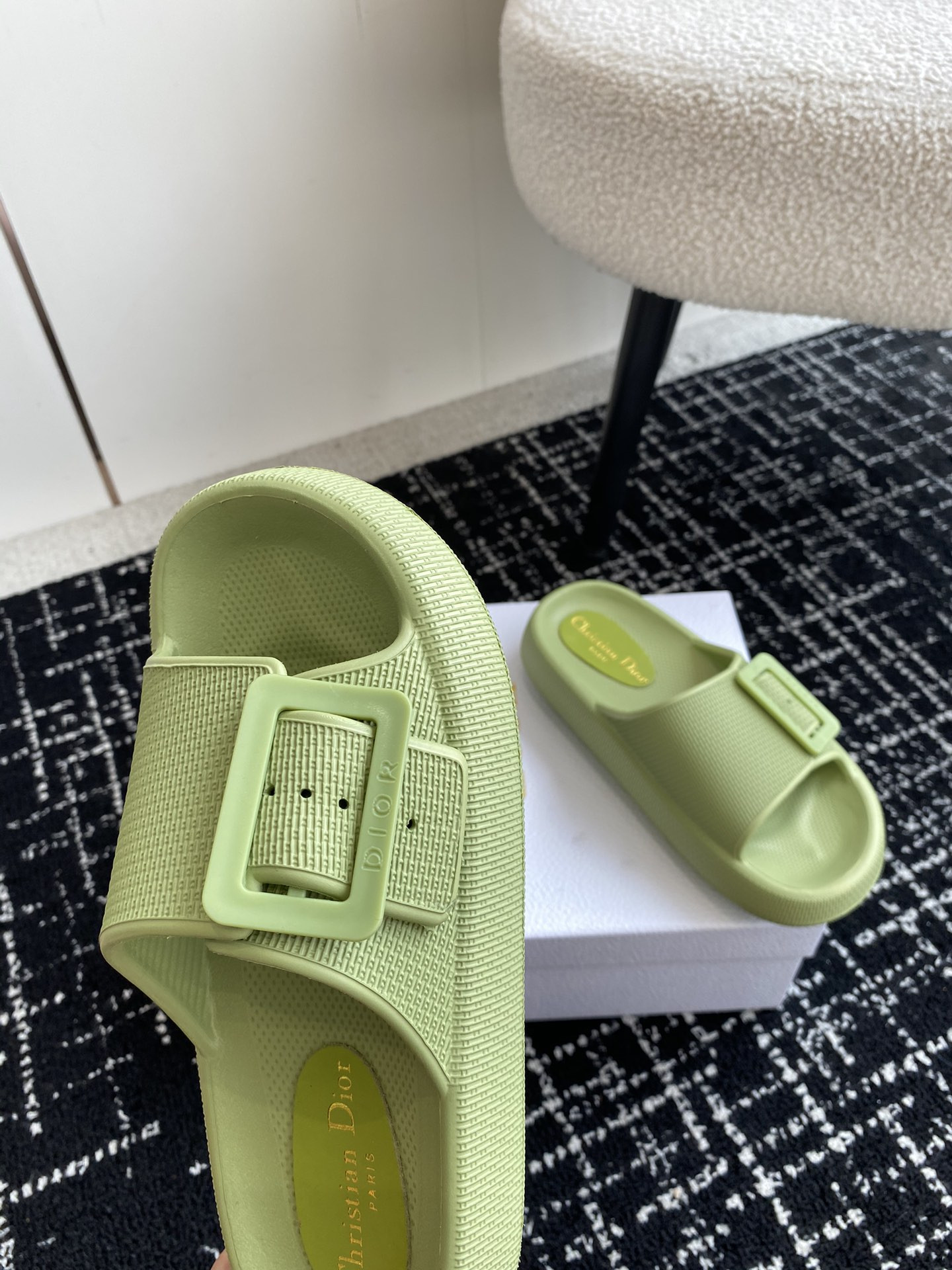 ua D*or slide