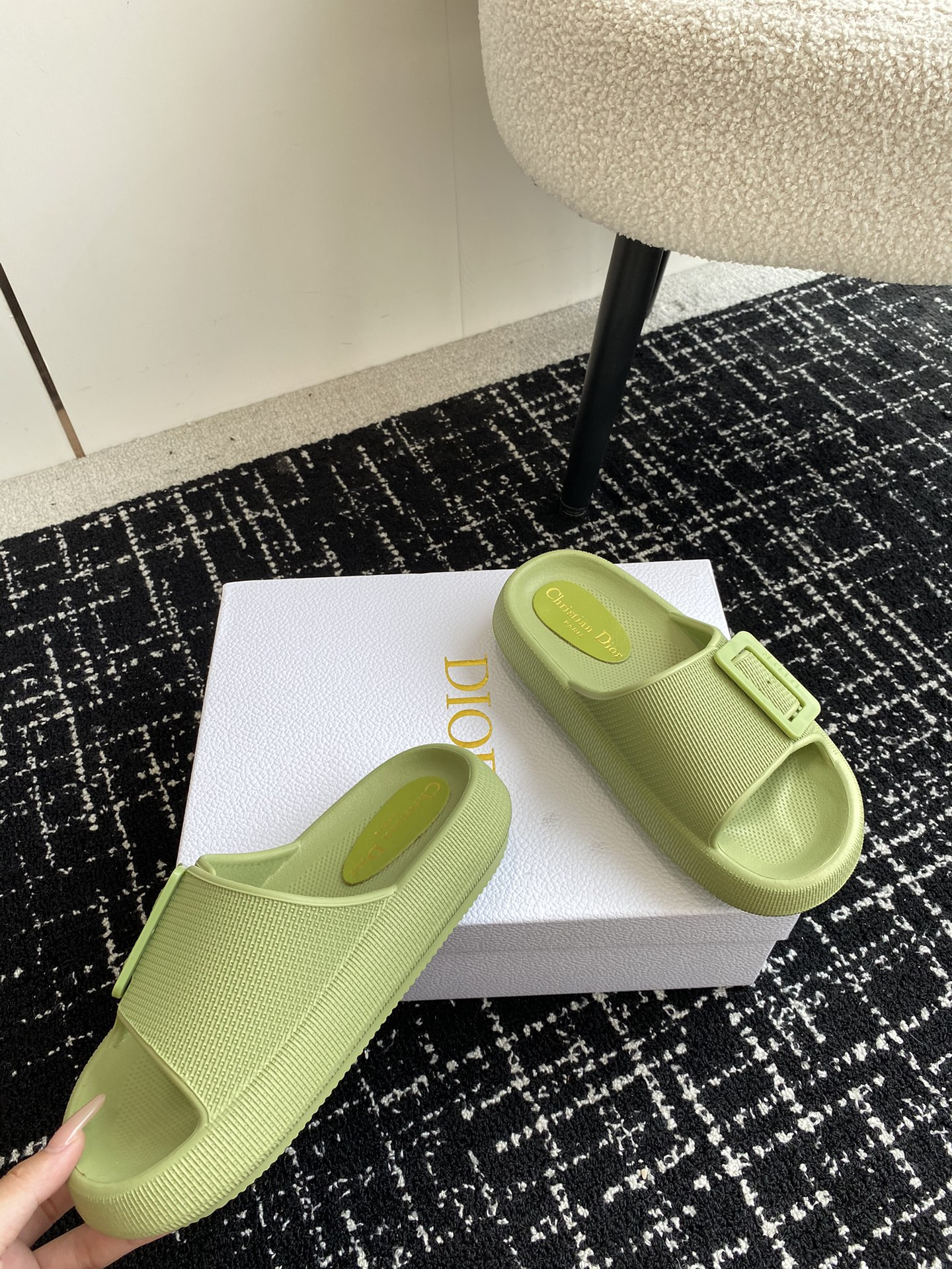ua D*or slide