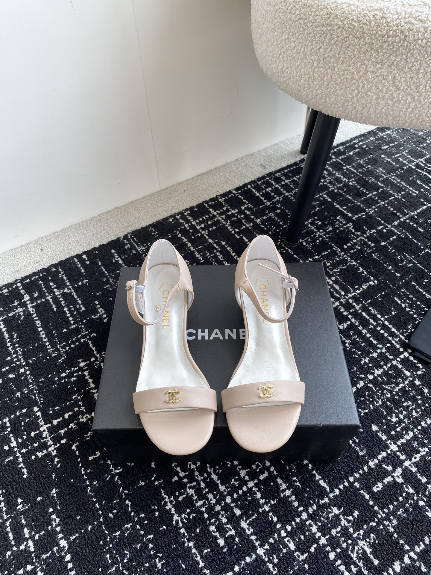 ua Ch*el sandals