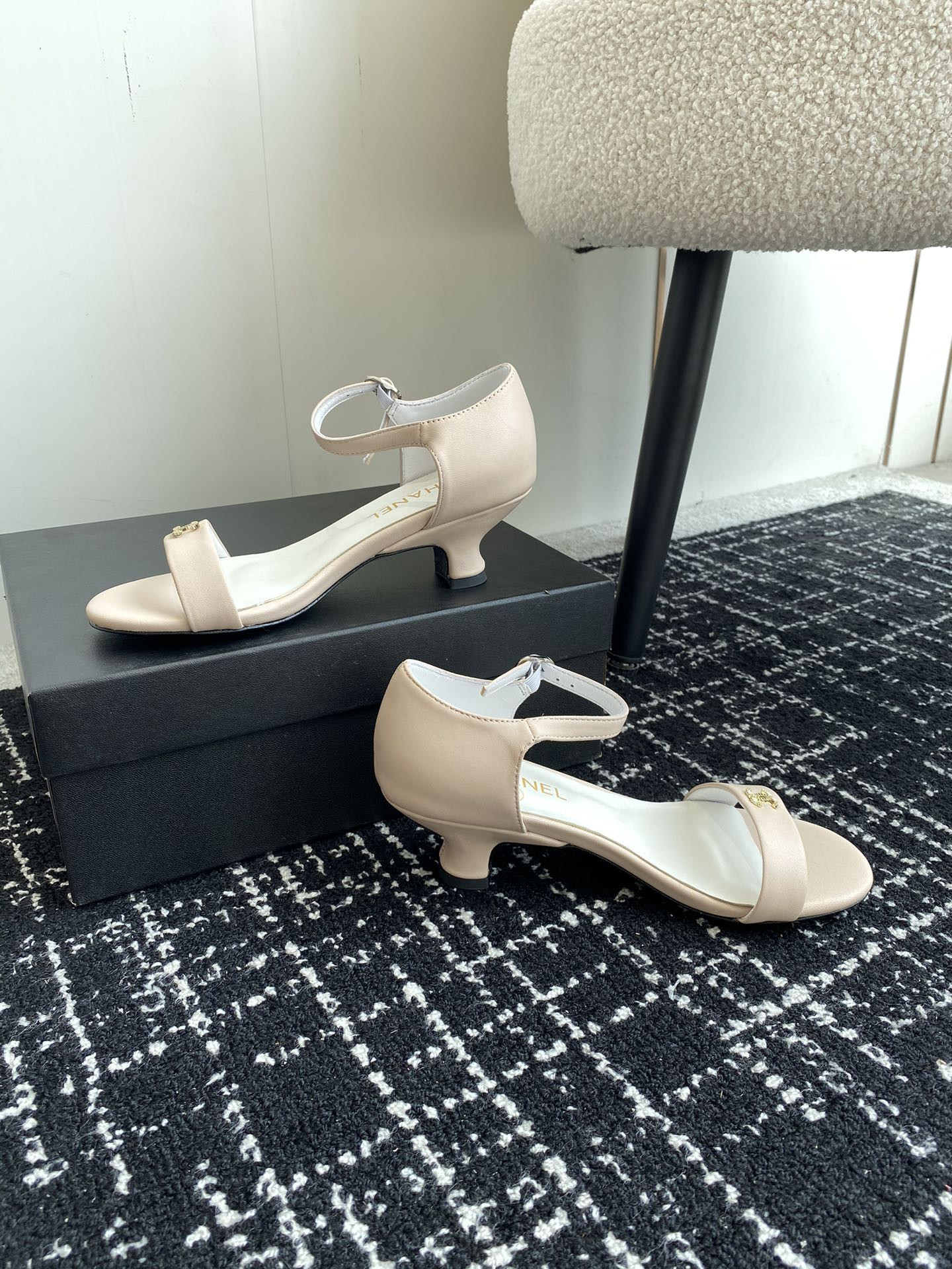 ua Ch*el sandals