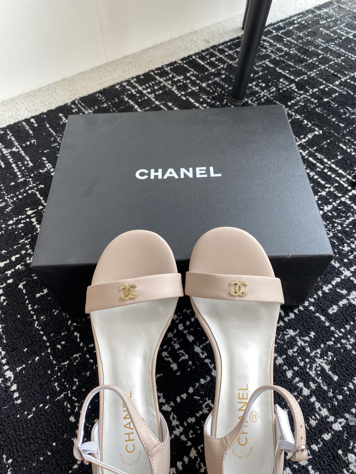 ua Ch*el sandals
