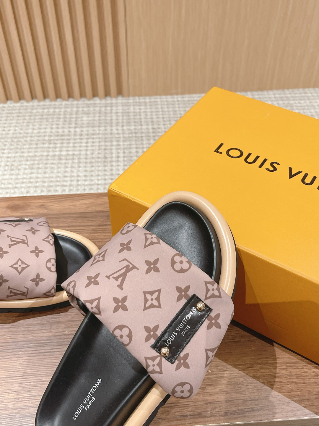 UA LV Pool Pillow Flat Comfort Mule