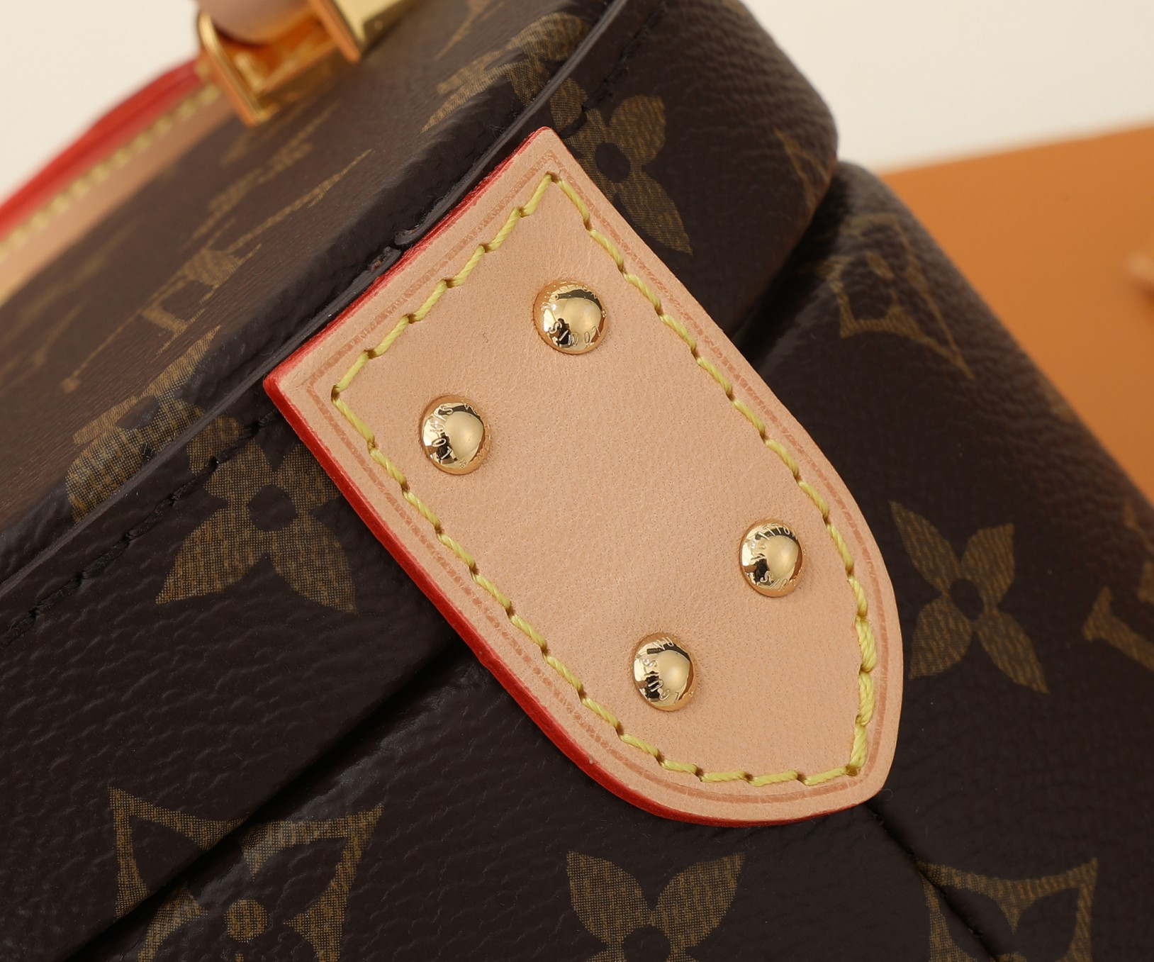 LV Scott M46933 5.3 x 3.5 x 4.5 inches
