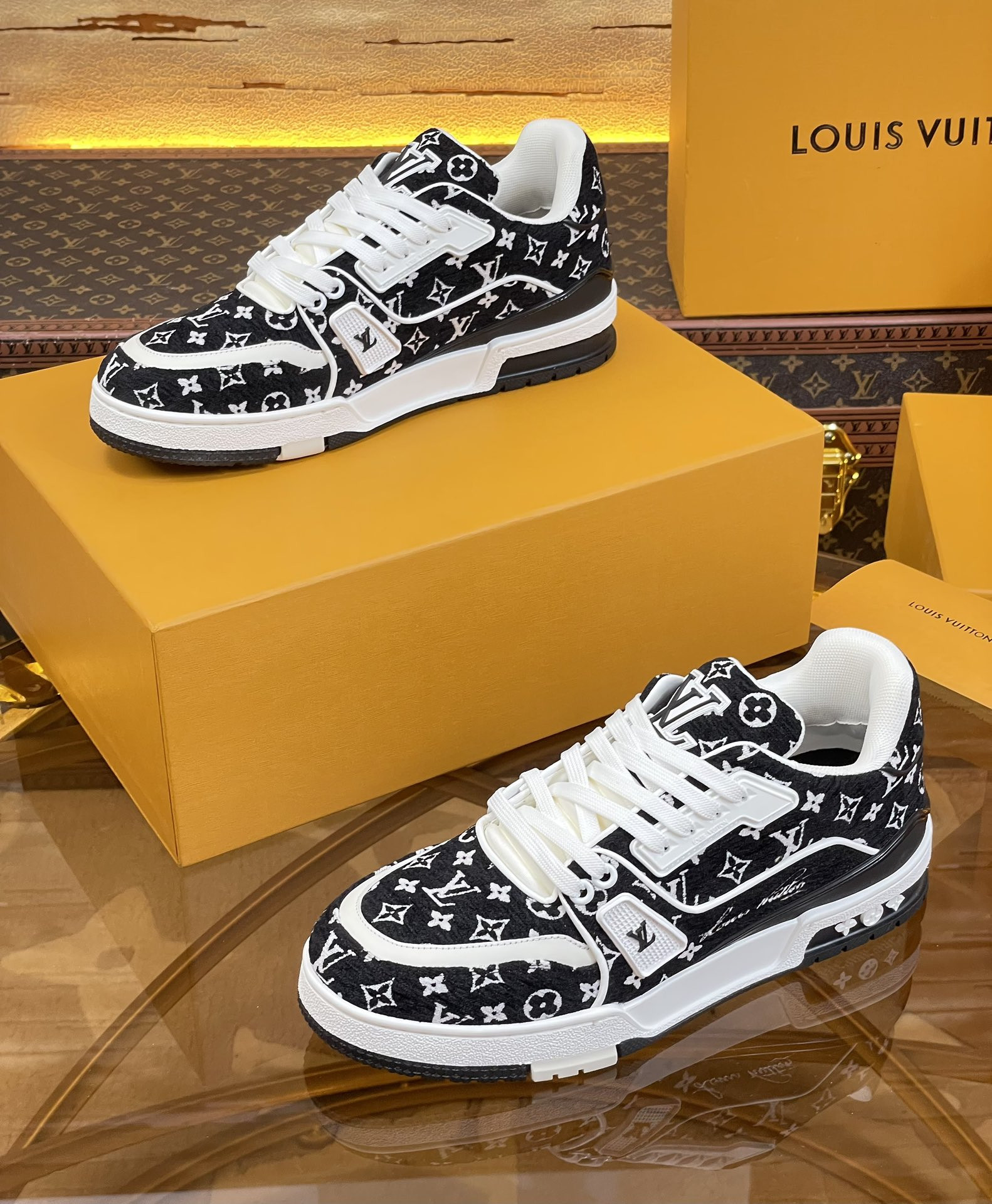 UA LV Trainer Sneaker